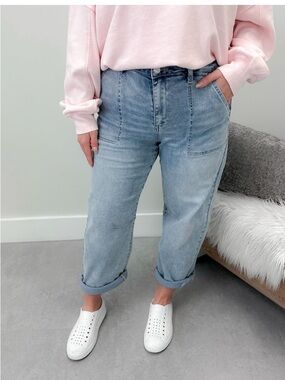 High-Rise Light Blue Wide Leg Jeans - Flare Accent